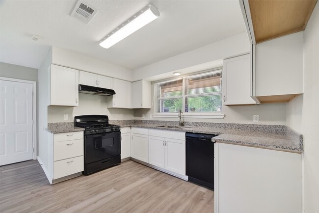 Building Photo - 17106 Sunshine St