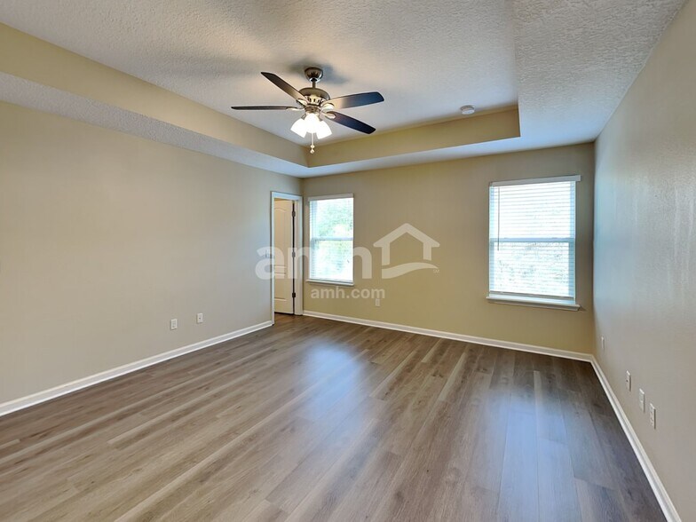 Building Photo - 332 Silver Glen Ave