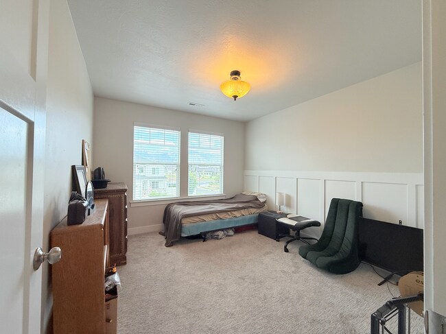 Building Photo - VERY Spacious house in Vineyard!