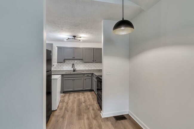 Building Photo - AVAILABLE JULY 10TH. 2 Bed 1 bath FOR LEASE in South Inglewood (East Nashville). $1750 Rent. Pets...