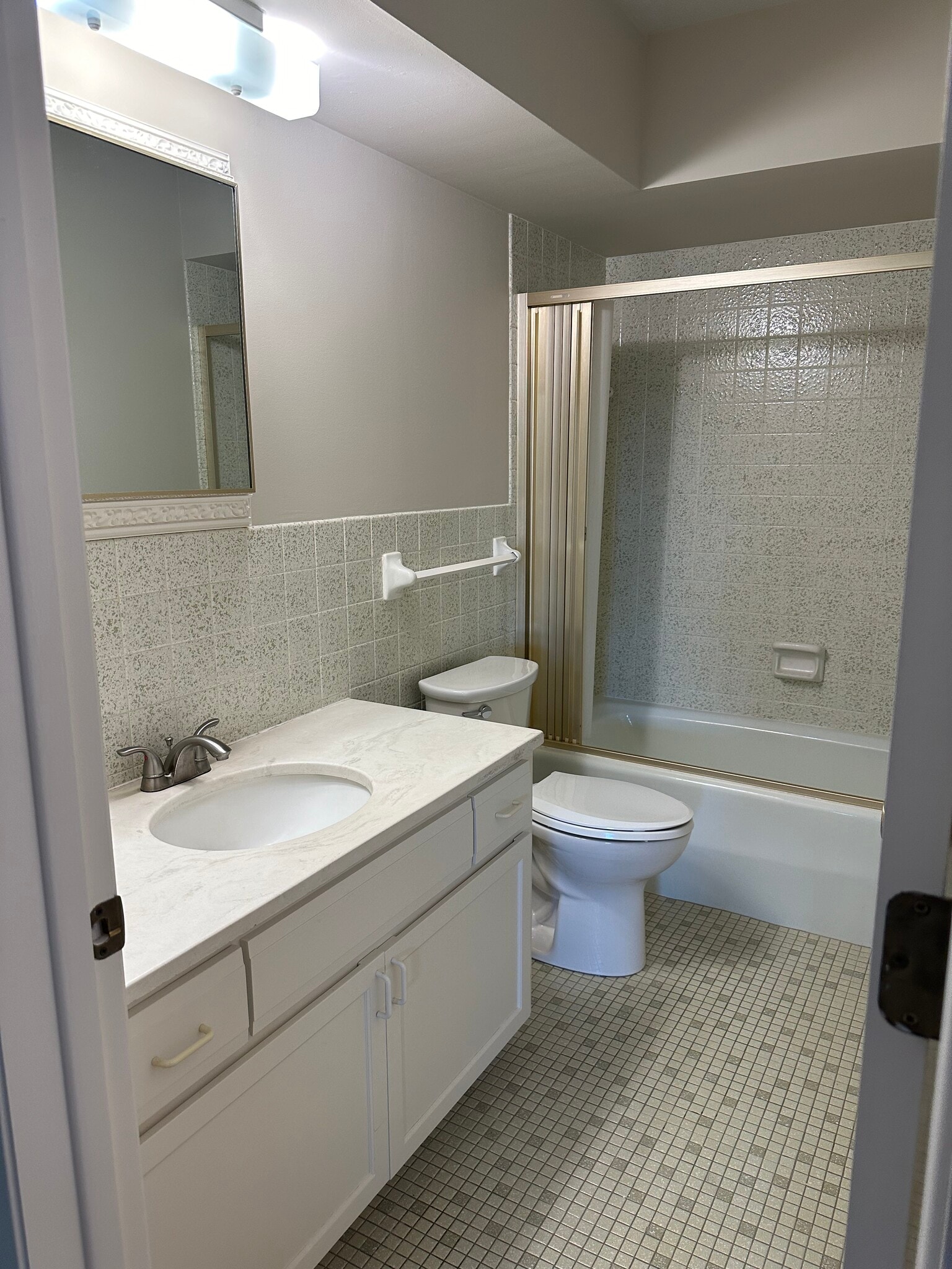 Full bath - 4075 W 51st St