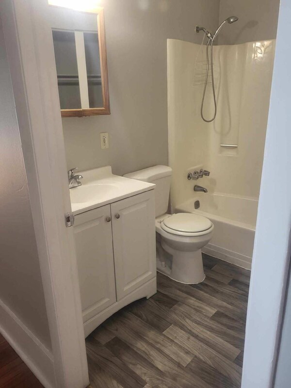 Building Photo - 1675 avenue b Ave