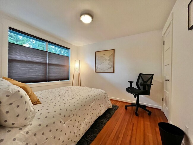 Building Photo - Pristine Historic Fort Ward Townhome on Bainbridge Island