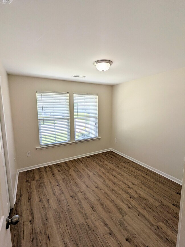 Building Photo - 1328 Valor Rd