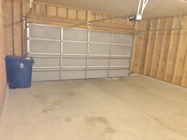 Building Photo - 3 Bedroom 2 Bathroom Single Family Home in...