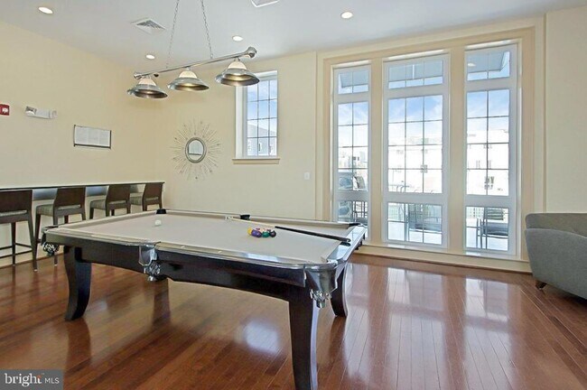 Building Photo - 4079 S Four Mile Run Dr