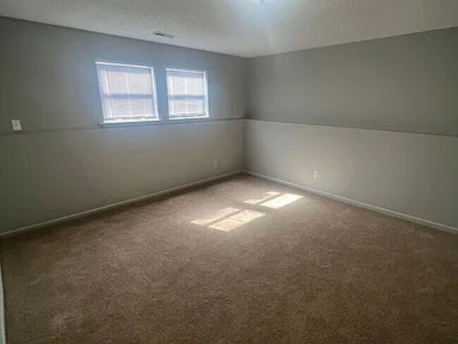 Building Photo - 431-431 Maple Grove Way