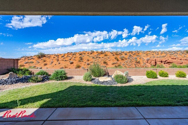 Building Photo - Stunning 4 Bedroom Home with Gorgeous Back...