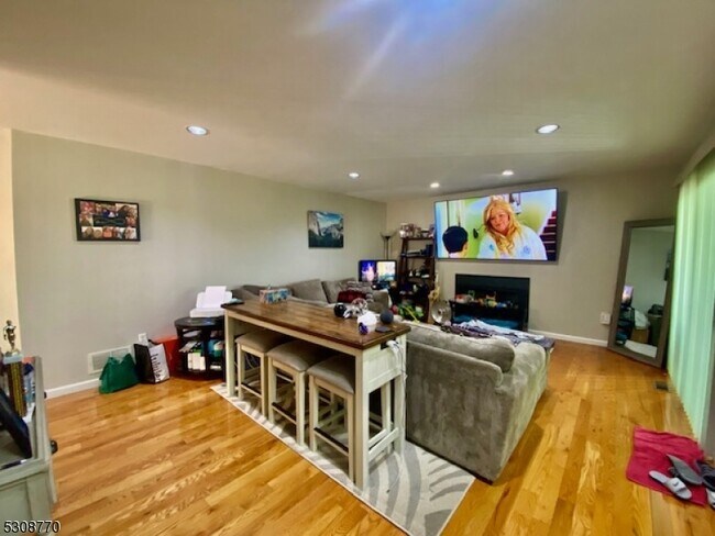 Building Photo - 8 Jaime Dr