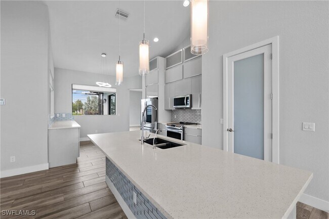 Building Photo - 3106 SW 22nd Ave