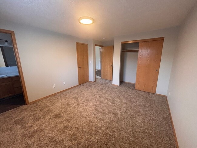 Building Photo - Spacious 3 Bedroom 2 bathroom Duplex