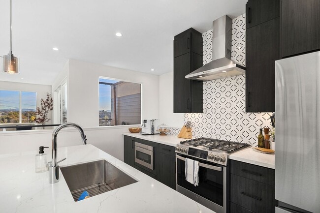 Building Photo - Beautiful upgraded 3 bedroom townhome with 2 car garage!