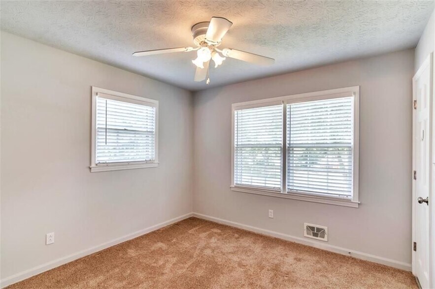 Building Photo - 759 Glen Cir SW