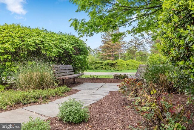 Building Photo - 6910 Victoria Dr