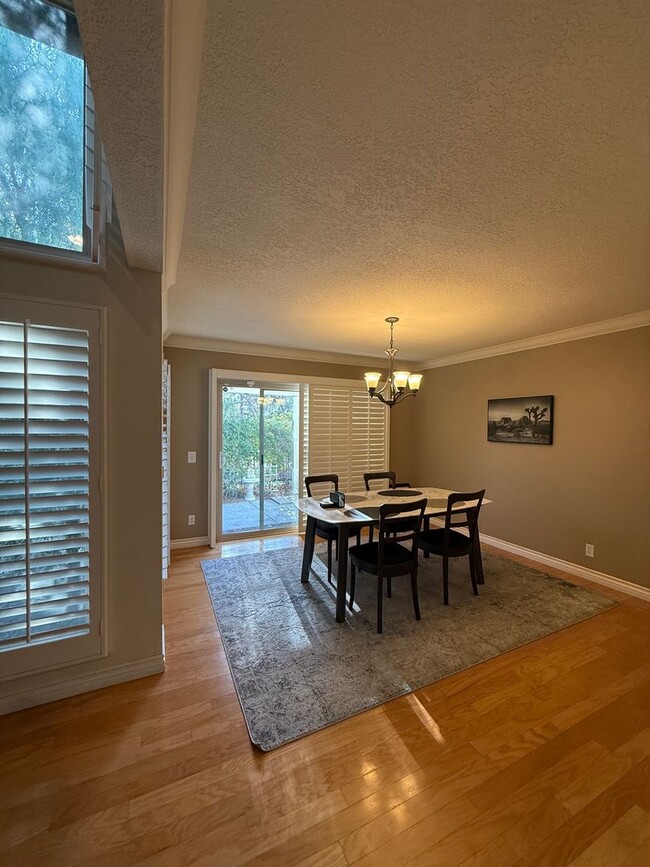 Building Photo - 2 bed, 2 1/2 bath townhome in fantastic lo...