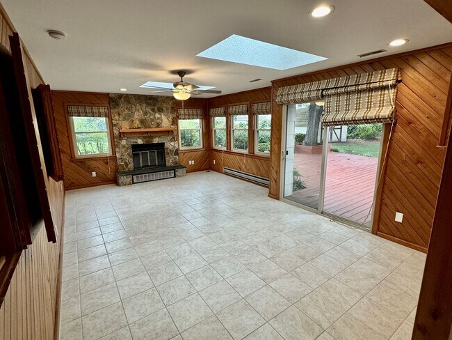Building Photo - Newly Painted 4BR/2BA house in Pembroke Me...