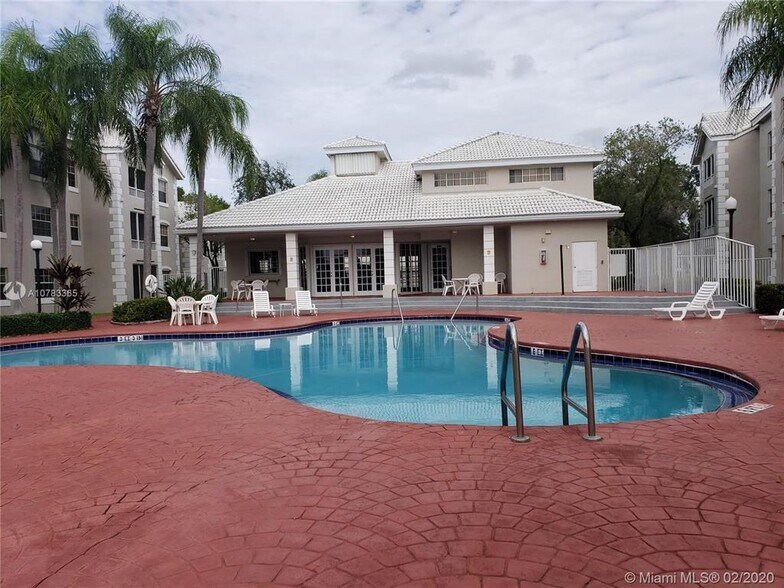 Building Photo - 2831 N Oakland Forest Dr