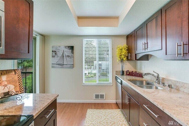 Building Photo - 4647 W Lake Sammamish Pkwy SE