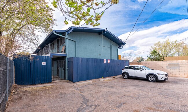 Building Photo - 206 Princeton Dr SE