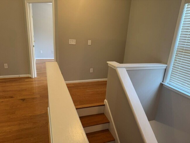 Building Photo - freshly paint 3 bed 2 bath townhome