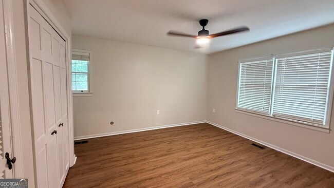Building Photo - 142 Oak Ave