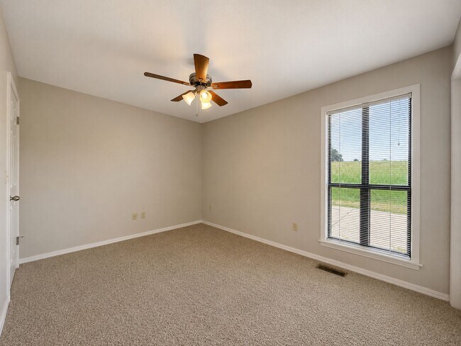 Building Photo - 2 Bedroom/2 Bathroom Apartment in Southside