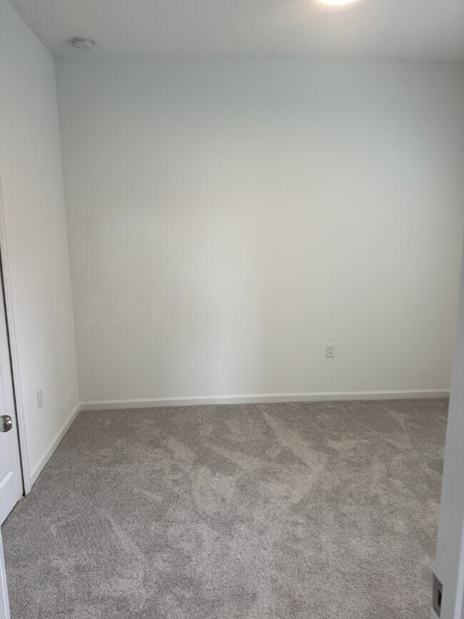 Building Photo - "Spacious 4-Bed Oasis with Granite Finishes & Guest Suite in Jacksonville!"