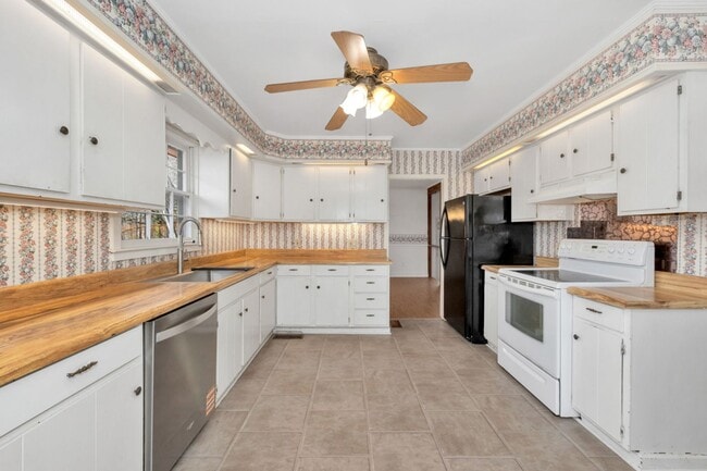 Building Photo - Spacious & Charming in Scottsboro!