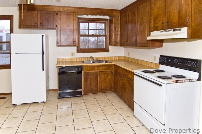 Building Photo - For Rent: 3BR, 2BA house