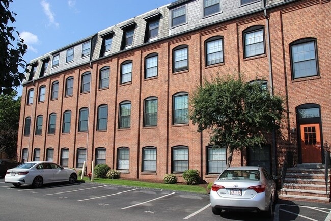 Building Photo - 21 Linden St