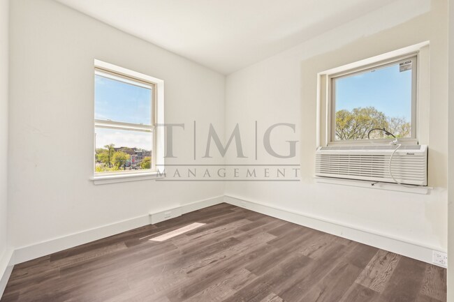 Building Photo - Modern 2-Bedroom Gem in the Heart of Andersonville | Separate Kitchen, In-Unit Laundry & Tons of ...