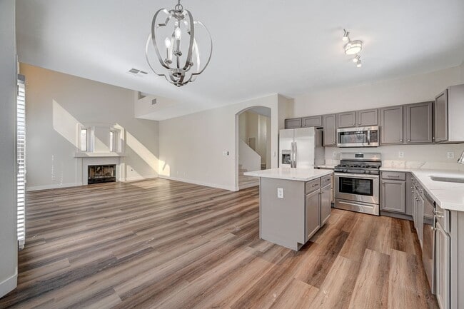 Building Photo - Gorgeous 5 Bedroom 3 Car Garage Home in th...