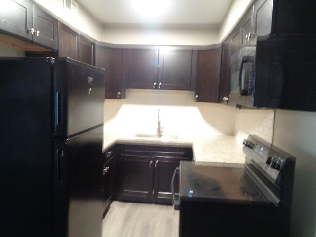 Building Photo - 9729 Ridgeland Ave