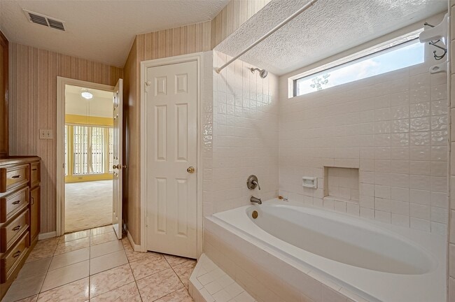 Building Photo - 14818 La Rana Dr