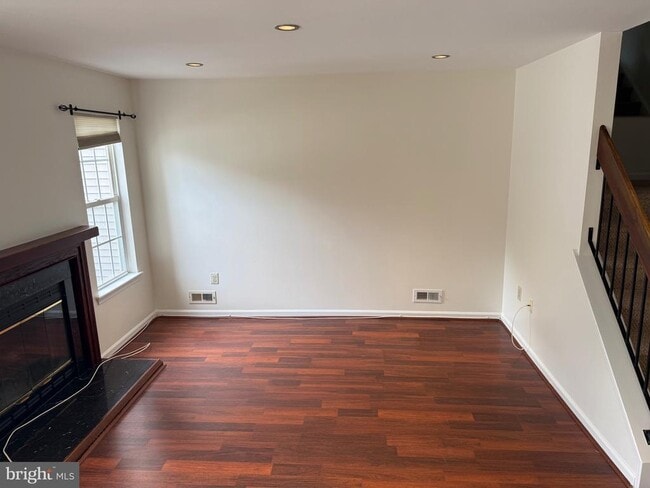 Building Photo - 43 Honey Locust Ln