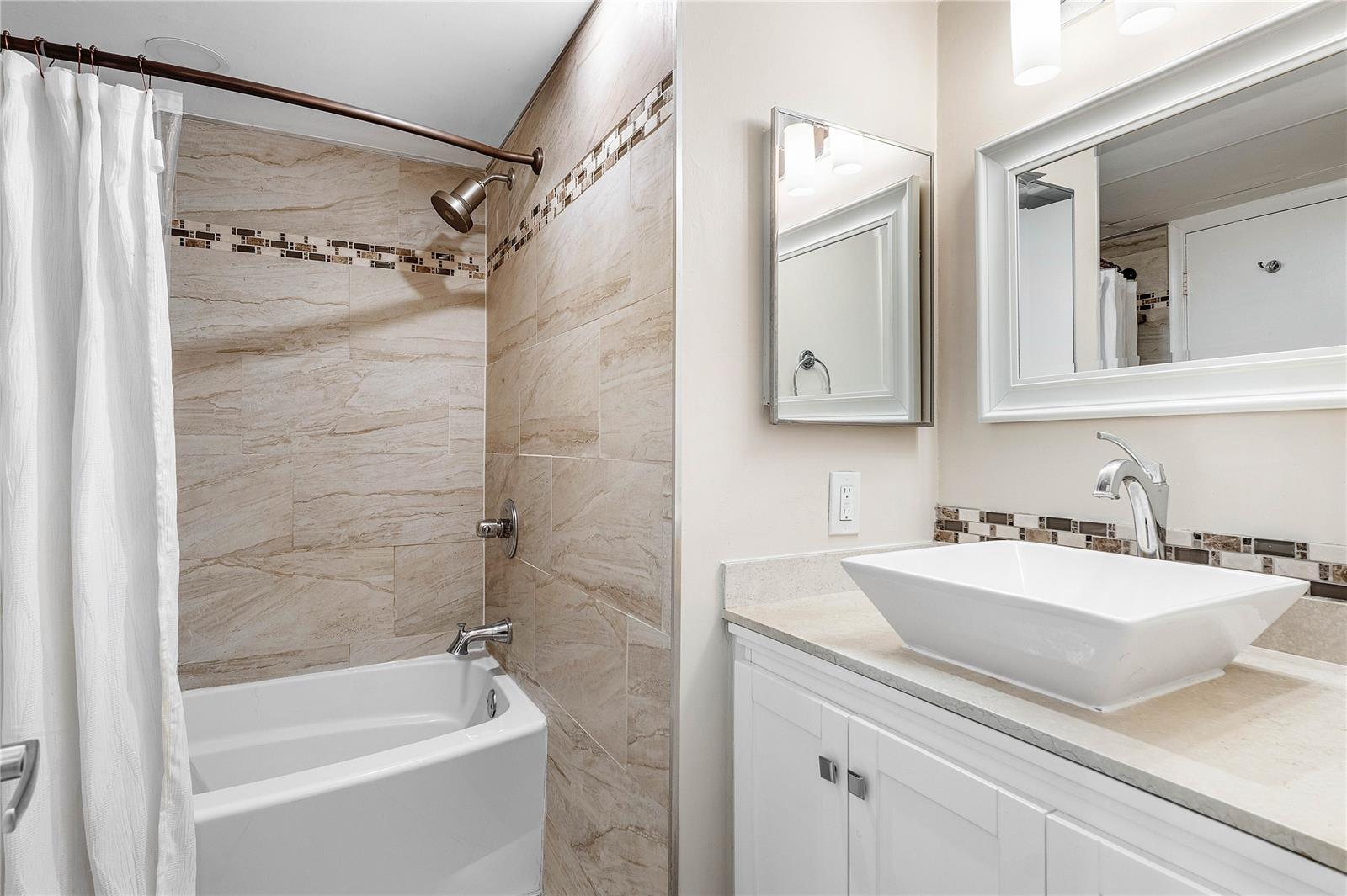 Building Photo - 3111 Oakland Shores Dr