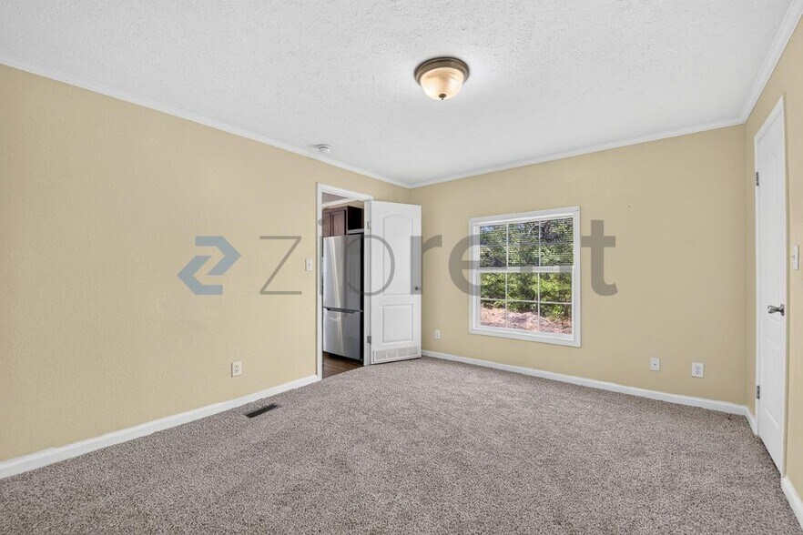 Building Photo - Unit A