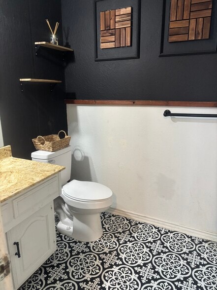 Building Photo - 310 Meadowlark Ln