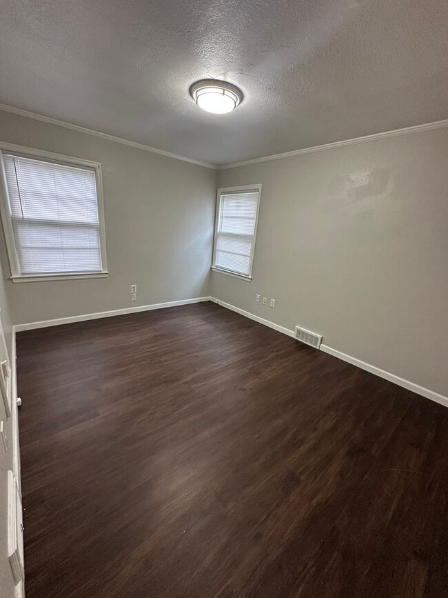 Building Photo - 2 bedroom 1 batg