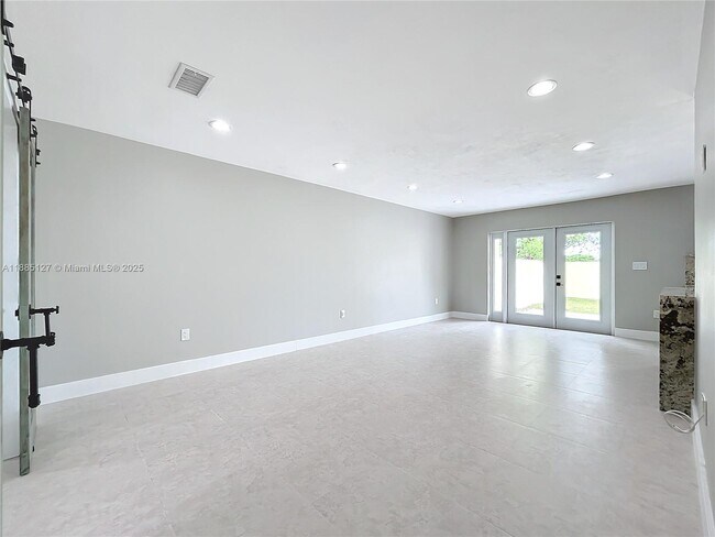 Building Photo - 13804 Kendale Lakes Dr