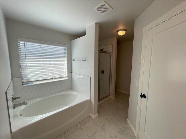 Building Photo - 413 Irish Ln