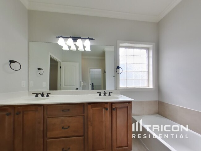 Building Photo - 3125 Hidden Creek Dr