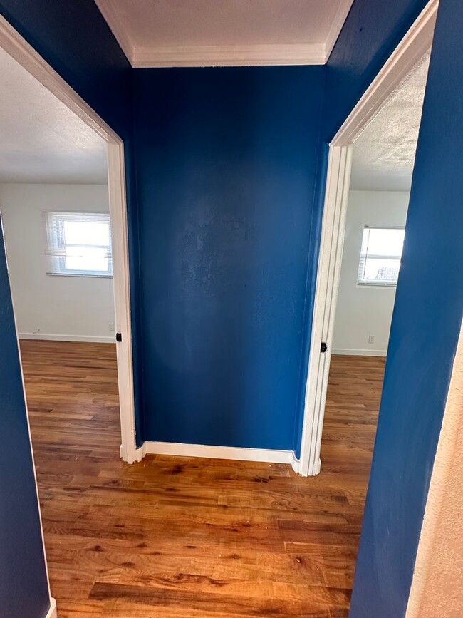Building Photo - 2 Bed 1 bath