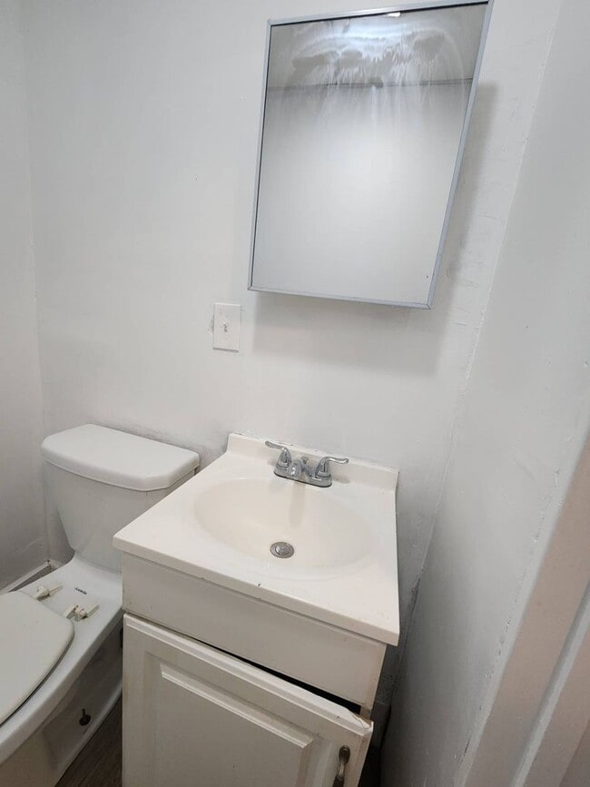 Building Photo - Charming 3-Bedroom Property in Prime Location