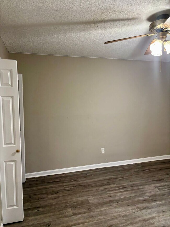 Building Photo - 426-428 Sioux Trail