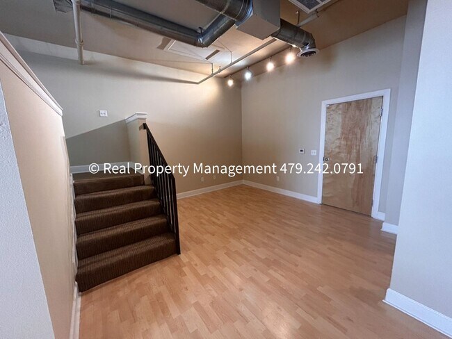 Building Photo - $850 MOVE-IN SPECIAL (does not include app...