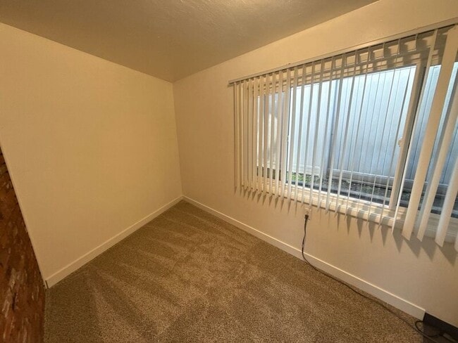 Building Photo - 273 Kearney St S