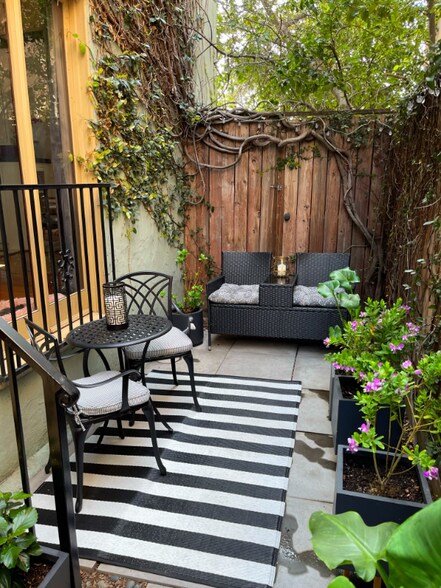 Building Photo - 415 N Sycamore Ave