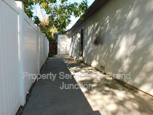 Building Photo - 3045 1/2 Stoneybrook Lane