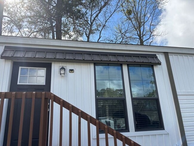 Building Photo - 8907 Deerwood Dr